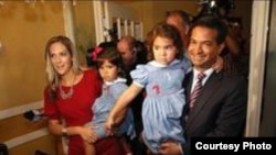 Carlos Curbelo junto a su familia.