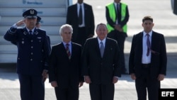 Raúl Castro (2 d), al llegar al Aeropuerto Internacional de Santiago de Chile, para participar en la primera Cumbre de la Comunidad de Estados Latinoamericanos y Caribeños (Celac) y la Unión Europea (UE). 