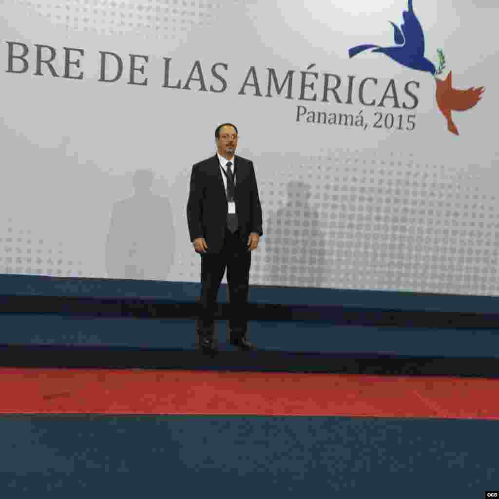 Alejandro Castro Espín en el podio de la foto oficial en la Cumbre de Panamá 2015.