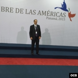 Alejandro Castro Espín en el podio de la foto oficial en la Cumbre de Panamá 2015