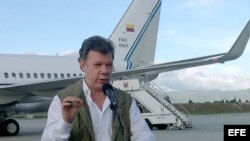 Fotografía cedida por la Presidencia de Colombia del mandatario Juan Manuel Santos ayer, viernes 23 de agosto de 2013, en Bogotá (Colombia). Santos ordenó al equipo que negocia con las FARC en Cuba su regreso inmediato