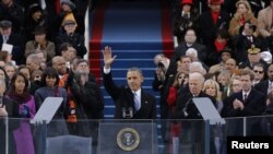 Barack Obama saluda a la multitud luego de pronunciar su discurso inaugural