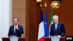 El primer ministro italiano, Mario Monti (izquierda), y el presidente francés, Franois Hollande (derecha).