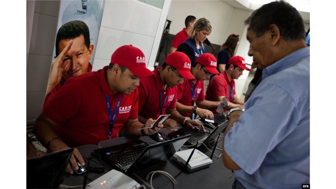 Revisión de tarjetas de crédito, verificación de pasajes comprados, control de huellas dactilares para detectar a los los pasajeros venezolanos que viajan para conseguir dólares baratos.