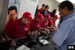 Revisión de tarjetas de crédito, verificación de pasajes comprados, control de huellas dactilares para detectar a los los pasajeros venezolanos que viajan para conseguir dólares baratos.
