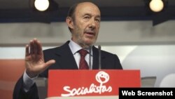 El secretario general del PSOE, Alfredo Pérez Rubalcaba, durante la rueda de prensa.