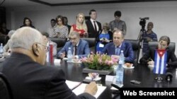Ricardo Cabrisas Ruiz (i), vicepresidente cubano del Consejo de Ministros, en conversaciones con Serguéi Lavrov (c), ministro de Asuntos Exteriores de la Federación de Rusia, en La Habana, el 24 de marzo de 2015.