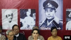 Aung San Suu Kyi (c), líder de facto de Birmania, país también conocido como Myanmar.