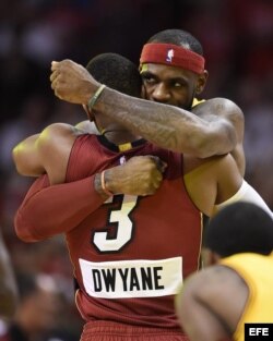 Dwyane Wade (i) de los Miami Heat recibe un abrazo de su ex compañero de equipo LeBron James (d), de los Cleveland Cavaliers.