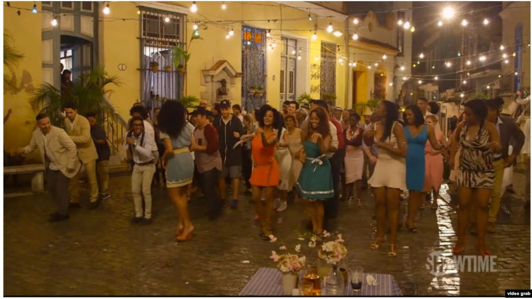 Los protagonistas de House of Lies se topan con una boda en La Habana Vieja y son invitados a quedarse (Showtime)