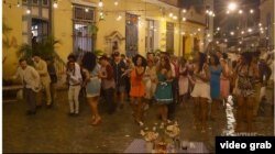 Los protagonistas de House of Lies se topan con una boda en La Habana Vieja y son invitados a quedarse (Showtime)