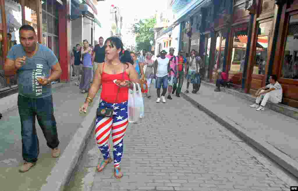 Una mujer pasea por La Habana con un pantalón estampado con la bandera de Estados Unidos, otra de las prohibiciones que parece haber sido liberadas.
