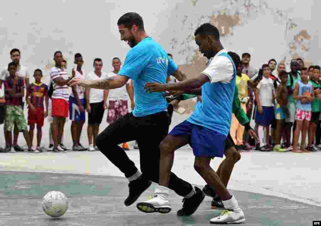 Sergio Ramos juega con los niños cubanos.