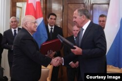 Ricardo Cabrisas firma acuerdo con Serguei Lavrov en Moscú