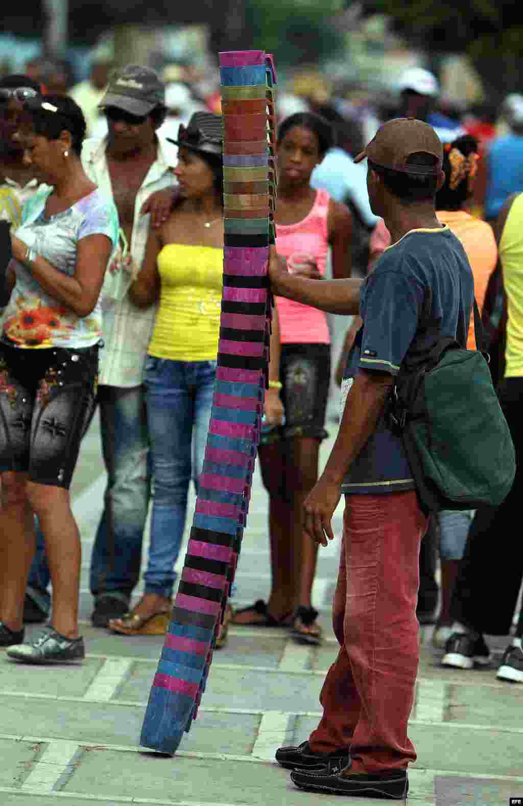 Un hombre vende jarras para tomar cerveza en área de carnaval en la ciudad de Santiago de Cuba.