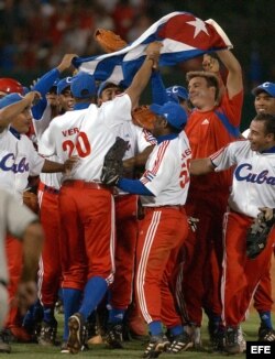 Antonio Castro celebra junto a equipo de béisbol de Cuba victoria obtenida en XXXV Copa Mundial de Beisbol Cuba 2003