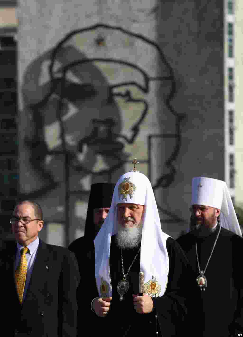 El patriarca de la Iglesia ortodoxa rusa, Kiril, coloca ofrenda en monumento a José Martí viernes 12 de febrero de 2016, en la Plaza de la Revolución de La Habana (Cuba).