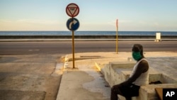 Un hombre en La Habana usa una mascarilla de protección. AP Photo/Ramon Espinosa