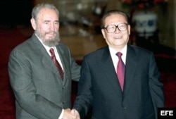 Archivo - El presidente chino, Jiang Zemin da la bienvenida a Fidel Castro en Pekín.