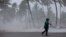 Una mujer camina bajo la lluvia a la llegada de la tormenta tropical Erika a República Dominicana el viernes.
