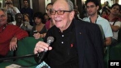 Alfredo Guevara, habla con periodistas el 4 de diciembre de 2011, durante una conferencia de prensa donde fue reconocida su labor frente al ICAIC.