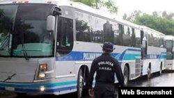 Buses mexicanos transportan a hondureños deportados