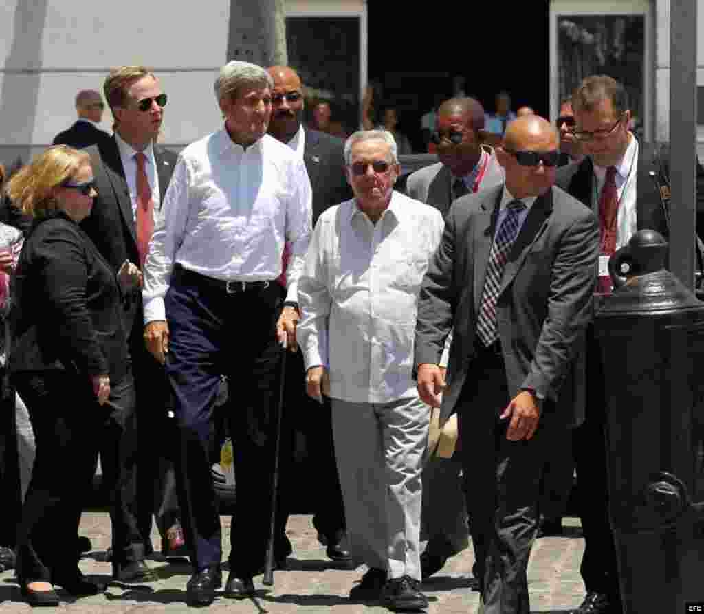 John Kerry (2i), acompañado por Eusebio Leal (2d), el historiador de la ciudad de La Habana,&nbsp; recorre el centro histórico de la capital cubana. &nbsp;