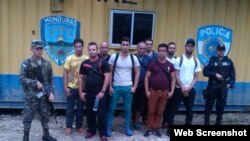 Grupo de nueve inmigrantes cubanos retenidos el 2 de mayo en Honduras