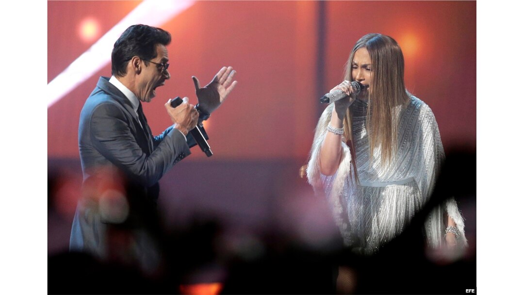 Un sorpresivo dúo de Marc Anthony con su ex Jennifer López hizo delirar al publico asistente a la ceremonia de entrega de los Grammy Latinos 2016 en Las Vegas