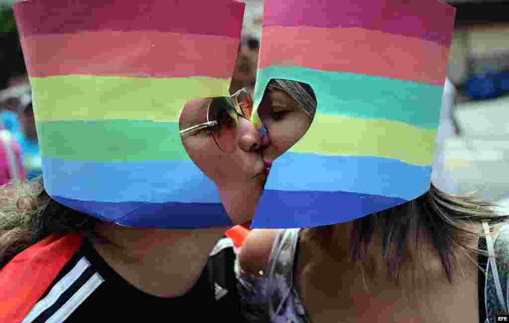 Dos mujeres se besan durante una "conga" contra la homofobia y la transfobia en La Habana.
