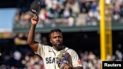 Randy Arozarena saluda al público de Seattle, tras recibir una sonada ovación de despedida.
