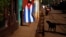 Un perro ladra a un transeúnte cubierto con la bandera cubana. (Reuters/Tomas Bravo/Archivo)