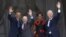 Los exmandatarios estadounidenses Bill Clinton (d) y Jimmy Carter (2d), el presdiente estadounidense, Barack Obama (2i), y su esposa, Michelle Obama (i), saludan a la multitud durante una ceremonia para conmemorar los 50 años del discurso "I have a Dream" de Martin Luther King