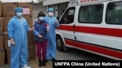 Los suministros enviados por el Fondo de Población de la ONU llegaron el 26 de febrero a Wuhan, China, para su distribución en hospitales locales.