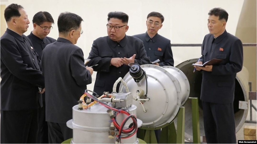 Kim Jong Un examina la bomba de hidrógeno, mucho más potente que las bombas atómicas ordinarias que Corea del Norte ya ha probado.