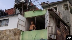 Un hombre sin electricidad en Regla, Cuba, el 1 de agosto de 2022. (AP Photo/Ramón Espinosa)