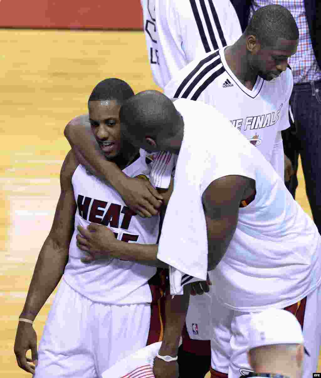 El jugador de Heat Chris Bosh (c) abraza a su compañero Mario Chalmers (i) hoy, jueves 20 de junio de 2013 durante el partido definitivo ante Spurs por la serie final de la NBA en el American Airlines de Miami, Florida (EE.UU.).