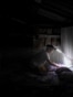 Deysys Fleitas, de 20 años, utiliza una linterna frontal durante un apagón mientras hace la cama y acomoda un mosquitero en su hogar, en Palpite, Ciénaga de Zapata, Cuba, el 7 de abril de 2026. REUTERS/Norlys Perez
