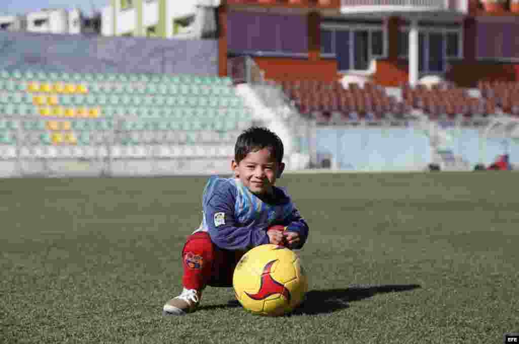 El niño afgano de 5 años, Murtaza Ahmadi, mejor conocido como "El pequeño Messi".