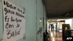 Un cartel en una pared del Hospital Universitario, en Caracas, reza: Maduro, no es la guerra económica, es tu guerra contra la salud".