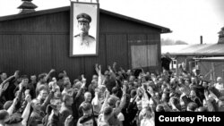 Prisiones del Gulag bajo la imágen de Stalin.