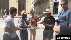 Grupos musicales volvieron a tocar en las calles para los turistas tras el sepelio de Fidel Castro.