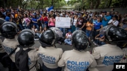Estudiantes y profesores universitarios piden mejoras educacionales en Venezuela. 