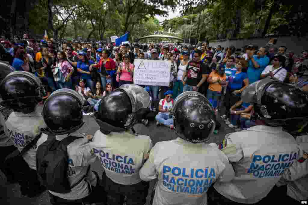 En Venezuela estudiantes y profesores universitarios piden mejoras educacionales. 