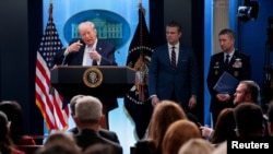 El presidente Donald Trump, el secretario de Guerra, Pete Hegseth, y el presidente del Estado Mayor Conjunto, el general Dan Caine, en la Sala de Prensa James S. Brady de la Casa Blanca, en Washington, D.C., EE. UU., el 6 de abril de 2026. REUTERS/Evan Vucci