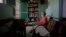 Foto Archivo. En mayo de 2020 Norma Lidia Reyes fue una de las que recibió una dosis de gotas homeopáticas PrevengHo-Vir distrinuidas por el Ministerio de Salud de Cuba contra el COVID. AP/Ismael Francisco