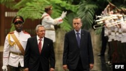 Raúl Castro (i) junto al presidente de Turquía, Recep Tayyio Erdogan. 
