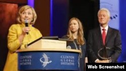 Hillary Clinton, junto a su esposo Bill y su hija Chelsea en la Fundación Clinton.