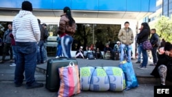 Desalojan de un parque de Quito a decenas de cubanos que exigen visa. EFE