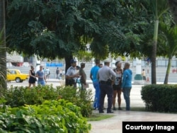 Policías pidiendo identificación en el Parque Central. Si son “ilegales”, son deportados de inmediato. (Foto Cubanet)